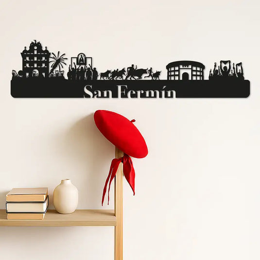 Cuadro estilo skyline que representa las fiestas de San Fermín en Pamplona, desde el chupinazo en la plaza del ayuntamiento, el canto de los corredores a la hornacina de San Fermín, el encierro hasta la plaza de toros Monumental y el "pobre de mi" final