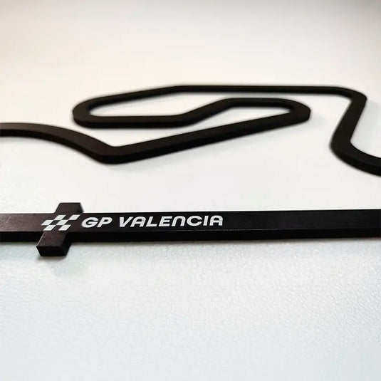 Detalle de réplica del circuito de Cheste, Valencia en madera DM de 5 mm en negro mate