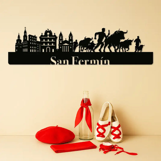Skyline para decorar tu pared del encierro de San Fermín con fondo de pañuelico, txapela, faja y alpargatas.