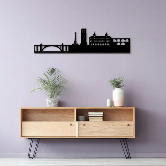 Skyline de Teruel recortado en madera colocado sobre una pared - Ideal Para Decorar