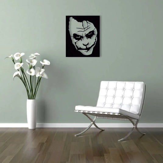 Cuadro decorativo del Joker en aluminio recortado cristal, estilo moderno para interiores con personalidad.