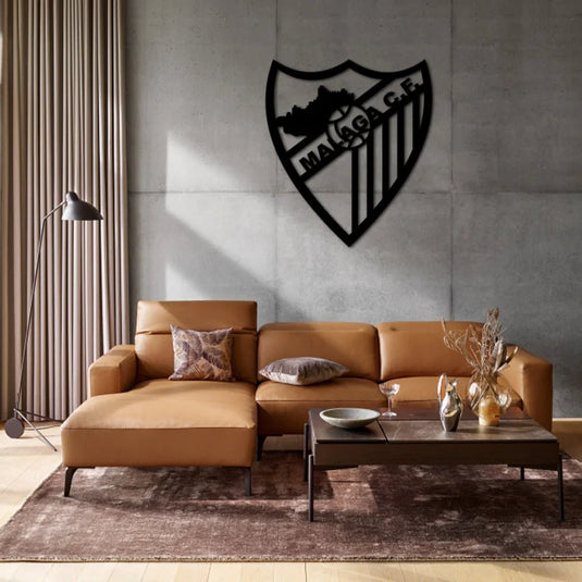 Cuadro decorativo del escudo del Málaga C.F. en aluminio recortado cristal, ideal para salones y espacios deportivos.