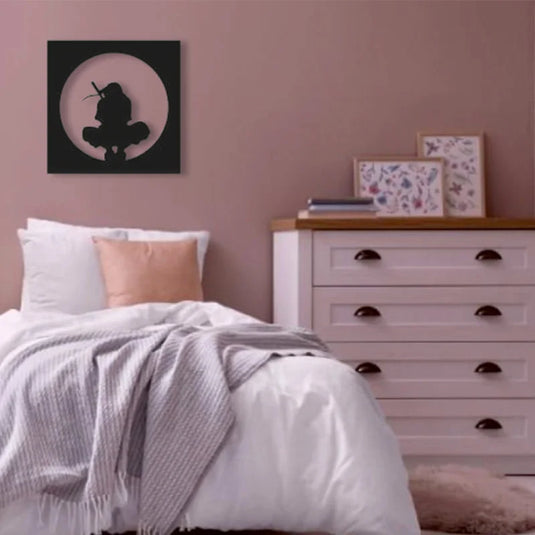 Cuadro decorativo de Itachi en aluminio recortado sobre pared rosa en dormitorio moderno