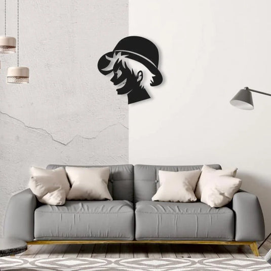 Cuadro decorativo de Luffy en aluminio recortado sobre pared blanca en salón moderno con sofá gris