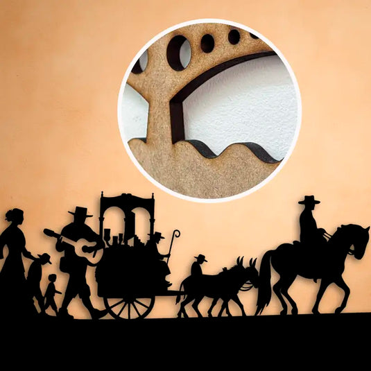 Silueta decorativa en madera del camino a El Rocío colgada en la pared, con silla de enea, sombrero cordobés y farol andaluz como elementos tradicionales.