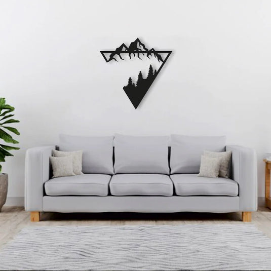 Cuadro decorativo de triángulo con montañas y pinos en aluminio recortado cristal, estilo nórdico y minimalista.