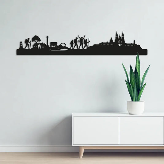 Silueta en madera DM negra del Camino de Santiago decorando una pared moderna, con peregrinos y la Catedral de Santiago de Compostela