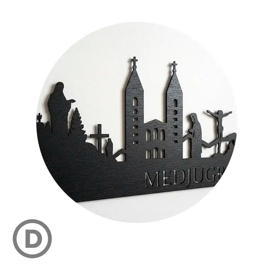 Detalle ampliado del skyline de Medjugorje en madera negra mate, con la Virgen Coreana, la cruz del Krizevac, cruz azul, la iglesia de Santiago y el cristo resucitado.