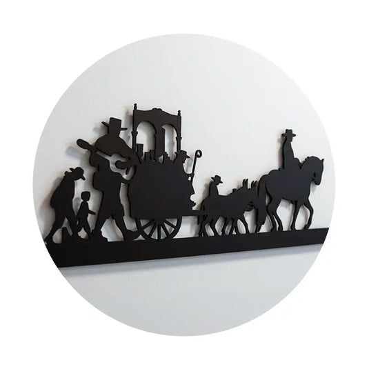 Detalle ampliado de skyline decorativa en madera del camino del Rocío colgada en la pared, con peregrinos, simpecado y caballista.