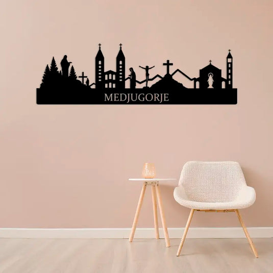 Detalle del skyline de Medjugorje en madera negra, con la Virgen María, la cruz del Krizevac y la iglesia de Santiago