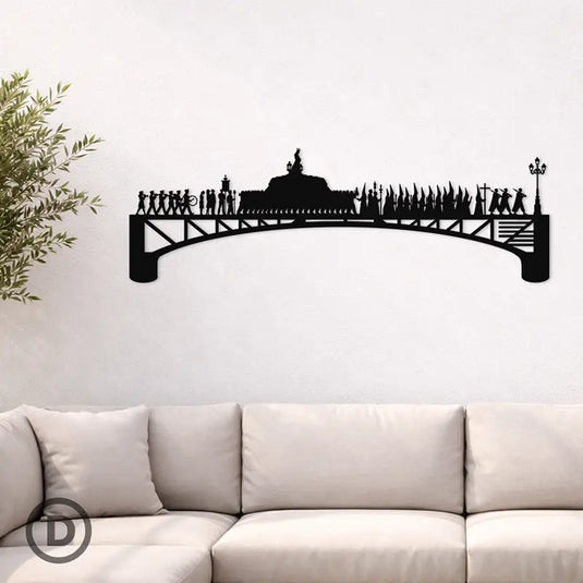 Mockup en salón con skyline en silueta negra de la procesión de El Cautivo en Málaga sobre un puente, Semana Santa, decoración de pared.