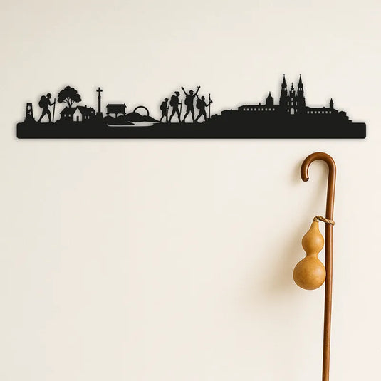 Silueta decorativa del Camino de Santiago con peregrinos y la Catedral de Santiago, en acabado metálico para colgar en pared