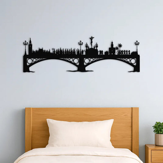 Silueta de madera de El Cachorro (Cristo de la Expiración) sobre el Puente de Triana en Sevilla, con nazarenos y faroles, decorando una pared de dormitorio.