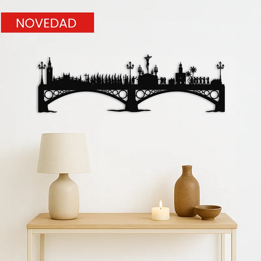 Silueta de madera de El Cachorro (Cristo de la Expiración) sobre el Puente de Triana en Sevilla, con nazarenos y faroles; decoración de pared para hogar