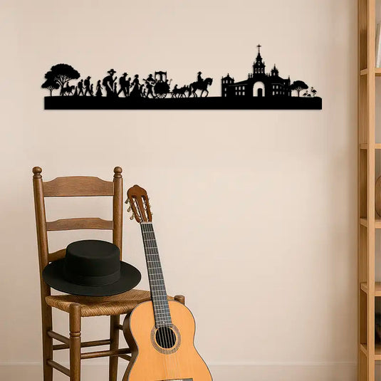 Silueta decorativa en madera del camino a El Rocío colgada en la pared, con silla de enea, sombrero cordobés y farol andaluz como elementos tradicionales.