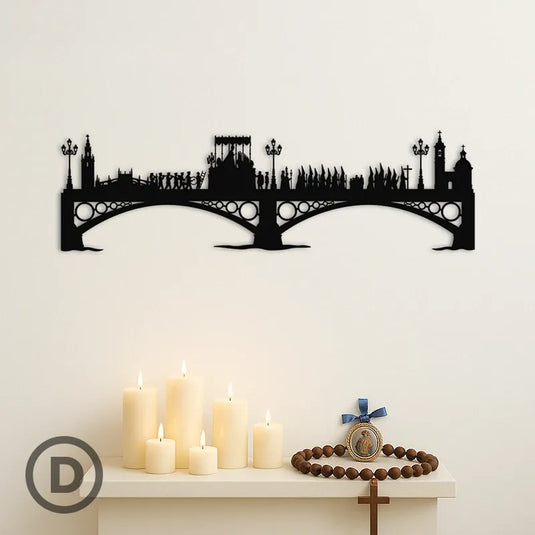 Silueta de madera de la Virgen de la Esperanza de Triana cruzando el Puente de Triana en Sevilla, decorando una pared con velas y rosario.