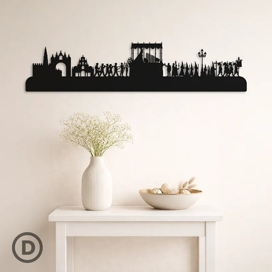 Skyline Esperanza Macarena en madera negra decorativa sobre pared beige claro, silueta cofrade ideal para decoración de Semana Santa en Sevilla.