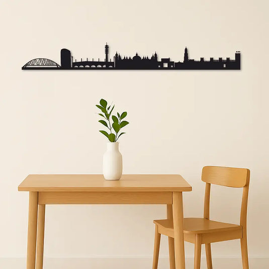 Silueta skyline de Zaragoza en negro sobre pared clara, decoración junto a mesa y jarrón minimalista