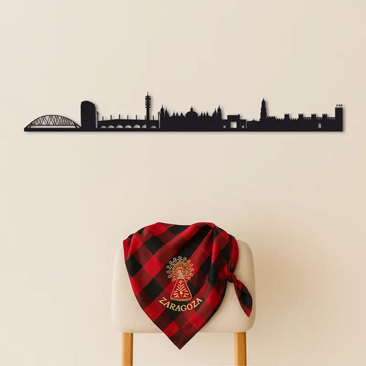 Silueta skyline de Zaragoza en negro, decoración de pared con pañuelo regional de Zaragoza en silla