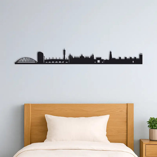 Silueta skyline de Zaragoza en color negro, decoración moderna sobre cabecero de cama de madera