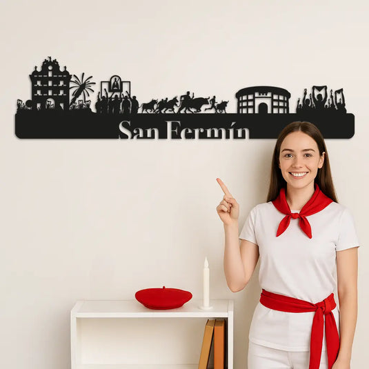 Una chica ataviada con la indumentaria típica de San Fermín señala la silueta del skyline de las fiestas de San Fermín, desde el chupinazo en la plaza del ayuntamiento, el canto de los corredores a la hornacina de San Fermín, el encierro hasta la plaza de toros y el "pobre de mi" final
