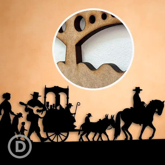 Silueta decorativa en madera del camino a El Rocío colgada en la pared, con silla de enea, sombrero cordobés y farol andaluz como elementos tradicionales.