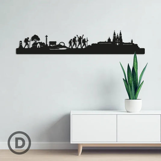 Silueta en madera DM negra del Camino de Santiago decorando una pared moderna, con peregrinos y la Catedral de Santiago de Compostela