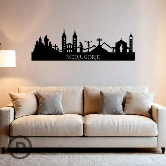 Decoración de pared con skyline religioso de Medjugorje en madera negra, junto a vela y rosario sobre mesa