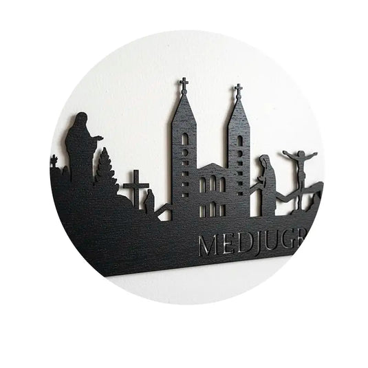 Detalle ampliado del skyline de Medjugorje en madera negra mate, con la Virgen Coreana, la cruz del Krizevac, cruz azul, la iglesia de Santiago y el cristo resucitado.