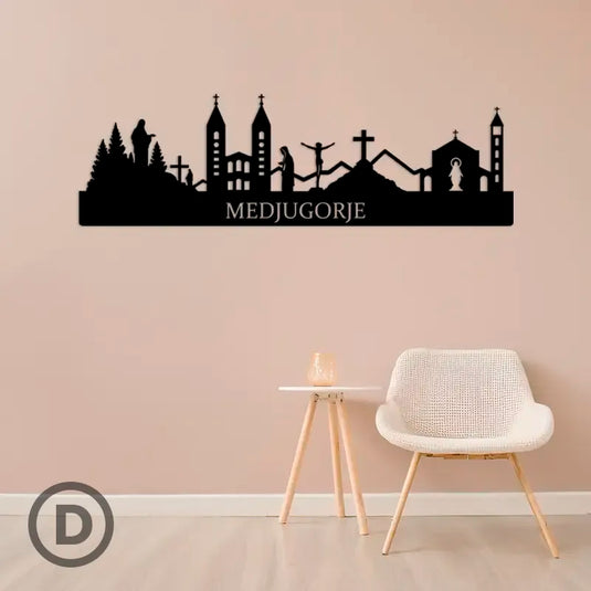 Detalle del skyline de Medjugorje en madera negra, con la Virgen María, la cruz del Krizevac y la iglesia de Santiago.