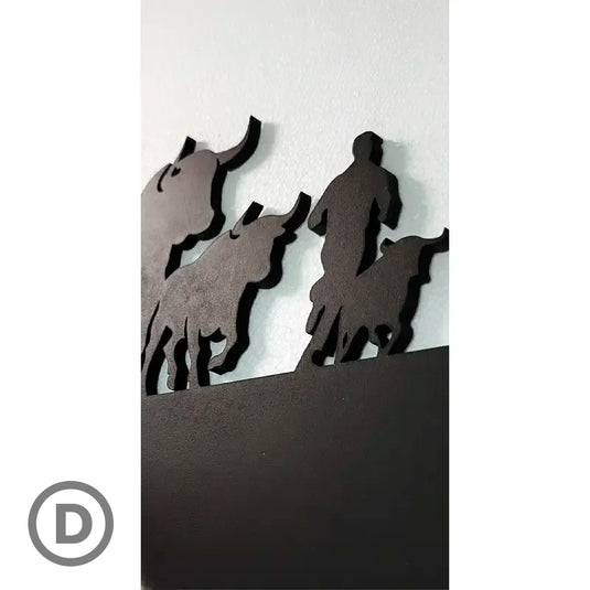 Detalle de textura de madera y acabado en pintura negro mate del skyline que representa un corredor rodeado de toros bravos durante un encierro de San Fermín.