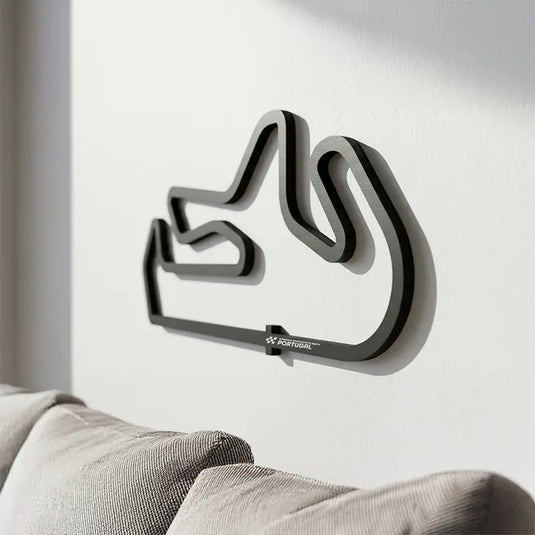 Silueta sen madera DM obre pared del Circuito de motociclismo Autódromo Internacional do Algarve de Portugal