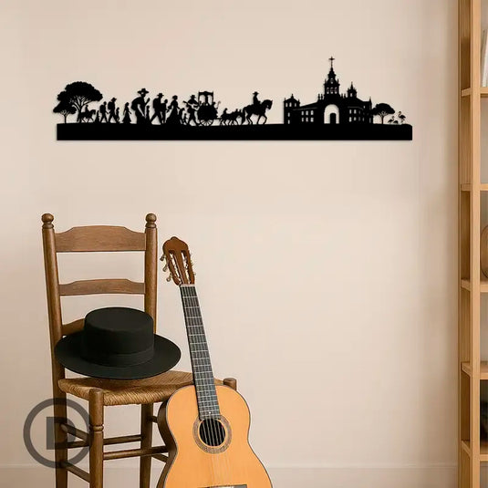 Silueta decorativa en madera del camino a El Rocío colgada en la pared, con silla de enea, sombrero cordobés y farol andaluz como elementos tradicionales.