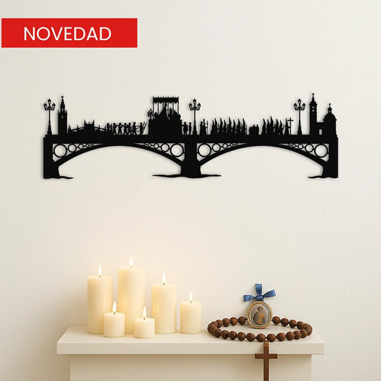 Silueta de madera de la Virgen de la Esperanza de Triana cruzando el Puente de Triana en Sevilla, decorando una pared con velas y rosario.