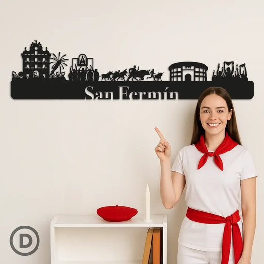 Una chica ataviada con la indumentaria típica de San Fermín señala la silueta del skyline de las fiestas de San Fermín, desde el chupinazo en la plaza del ayuntamiento, el canto de los corredores a la hornacina de San Fermín, el encierro hasta la plaza de toros y el "pobre de mi" final