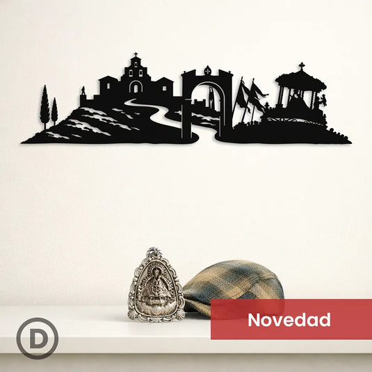 Silueta decorativa Virgen de la Cabeza en metal negro colocada sobre pared blanco roto, ideal para decoración religiosa y ambiente de romería andaluza.